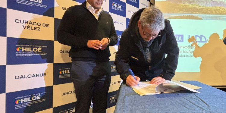 EL SERVICIO LOCAL DE EDUCACIÓN PÚBLICA DE CHILOÉ FIRMÓ CONVENIO DE COLABORACIÓN CON LA UNIVERSIDAD DEL DESARROLLO