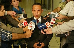 EL MUNDO AL REVÉS: CARABINEROS CONTRATÓ A DOS ABOGADOS VINCULADOS AL NARCOTRÁFICO PARA DEFENDER A SUS FUNCIONARIOS