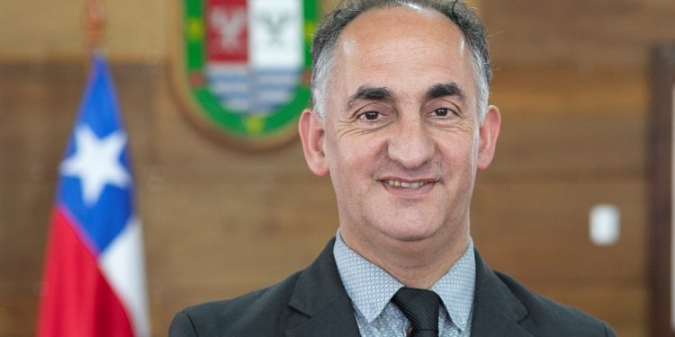 PA´ QUE NO PASE PIOLA: CONCEJAL DE DERECHA DE PUERTO VARAS USÓ UNA LICENCIA MÉDICA FALSA PARA IR A CANTAR EN FESTIVAL EN EL NORTE