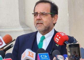 JAIME MULET Y JORGE SHARP ATERRIZAN EN CASTRO PARA DEBATIR PROGRAMAS DEL PRÓXIMO GOBIERNO