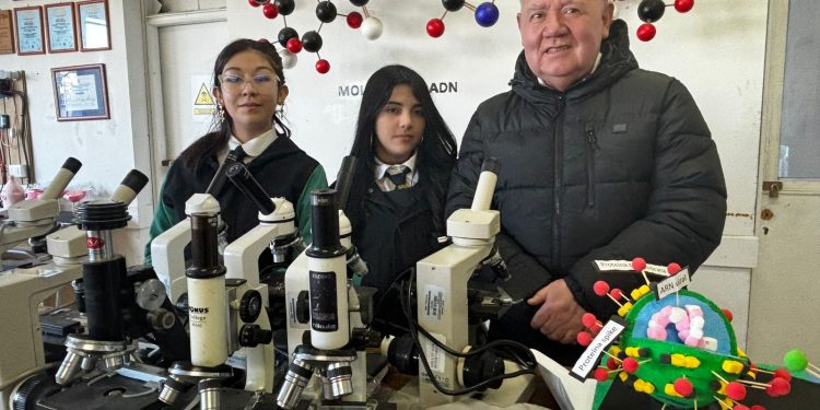 DOCENTE DE QUELLÓN ES UNO DE LOS TRES GANADORES DEL PREMIO PROFESORES EXCEPCIONALES 2025