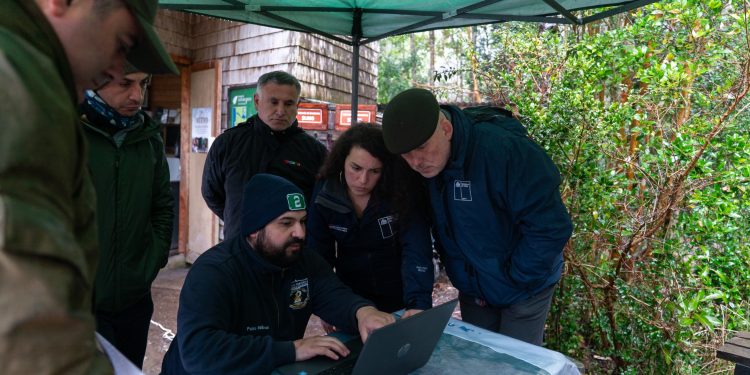 DELEGADA PRESIDENCIAL COORDINA REFUERZO DE BÚSQUEDA DE JOVEN UNIVERSITARIO EN CHILOÉ