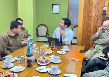 ENCUENTRO ENTRE EL ALCALDE DE ANCUD Y CARABINEROS PARA AVANZAR EN PROYECTOS DE CONECTIVIDAD Y SEGURIDAD