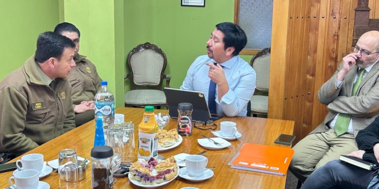ENCUENTRO ENTRE EL ALCALDE DE ANCUD Y CARABINEROS PARA AVANZAR EN PROYECTOS DE CONECTIVIDAD Y SEGURIDAD