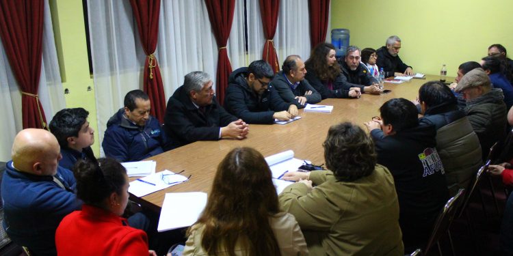 AUTORIDADES, GREMIOS Y DIRIGENTES SE REÚNEN PARA ABORDAR PROBLEMÁTICAS DE LA SALUD EN CHILOÉ