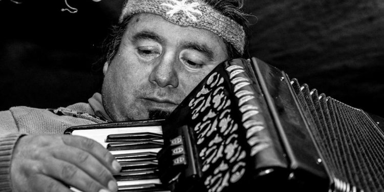 VARSOVIA VIVEROS Y HUGO ULISES ANTIPANI RESULTARON GANADORES DE LOS PREMIOS REGIONALES DE ARTE Y CULTURA 2025 EN LA REGIÓN DE LOS LAGOS