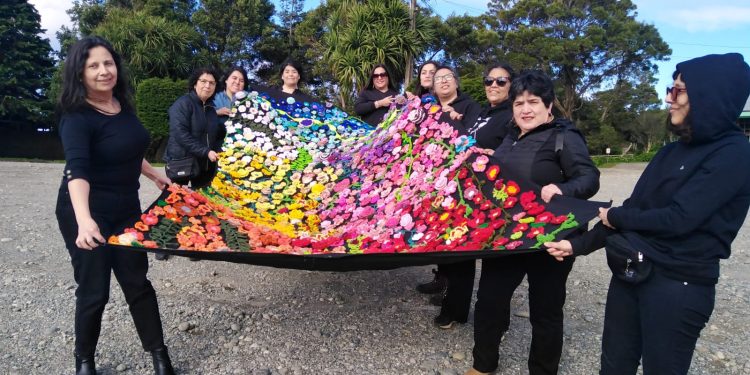 TEJER PARA NO RENDIRSE: MUJERES DE ANCUD CONVIERTEN EL OFICIO EN ACTO POLÍTICO