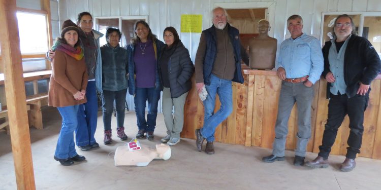 CON RECURSOS DEL FONDO COMUNIDAD, DEL GOBIERNO REGIONAL, VECINAS Y VECINOS DE PUERTO ELVIRA, EN ANCUD, EJECUTAN UN NOVEDOSO PROYECTO PARA ENFRENTAR EMERGENCIAS