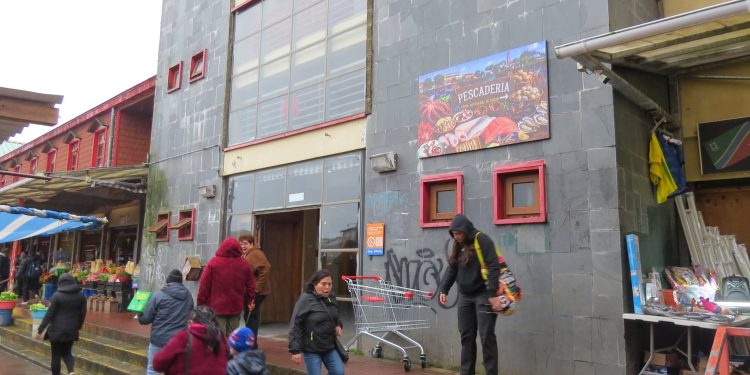 CON RECURSOS REGIONALES, LOCATARIAS Y LOCATARIOS DE LA FERIA MUNICIPAL DE ANCUD EJECUTAN UN PROYECTO DE PROMOCIÓN DE LOS PRODUCTOS QUE OFRECEN A LA COMUNIDAD Y A LOS VISITANTES